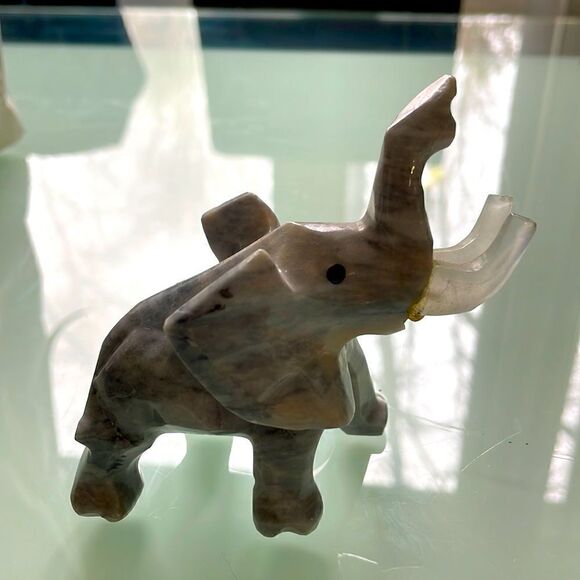 Marble elephant figurine see pictures for the size solid marble heavy for size - Picture 1 of 9